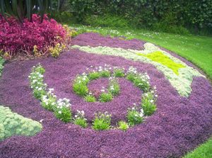 Image of domainoct05formalgarden2.jpg