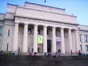 Image of domainoct05outsidemuseum3.jpg