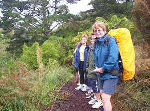 Image of howickapr06fgroupontrack.jpg