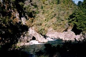 Image of karangahake03crowntrackbeforetunnel.jpg