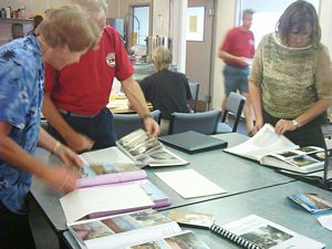 Image of reunion2004browsingfotoalbums.jpg