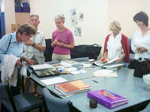 Image of reunion2004browsingfotoalbums2.jpg