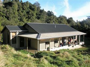 Image of tn_waitawhetatrainmay08086.jpg