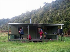 Image of uru09tewhaitihut.jpg