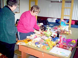 Image of waitakeresmay06camakinglunch.jpg