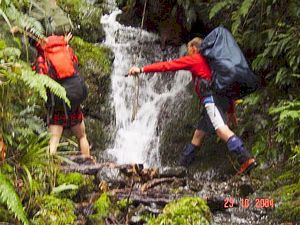 Image of whirinaki04satstephenhandingrope.jpg